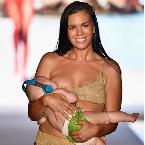 Μοντέλο κάνει πασαρέλα ενώ θηλάζει το μωρό της και στέλνει το δικό της μήνυμα