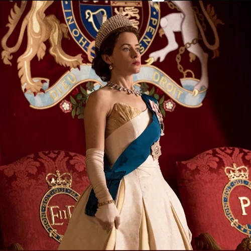 The Crown | Κυκλοφόρησε η φωτογραφία της Βασίλισσας για την τρίτη σεζόν!