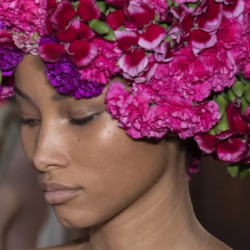 5+1 έντονα χρώματα που είδαμε στην πρόσφατη Εβδομάδα Μόδας Υψηλής Ραπτικής και ερωτευτήκαμε