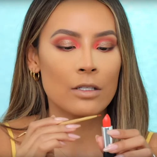 Η απρόσμενη χρήση του κραγιόν που είδαμε σε αυτό το beauty tutorial (με τη σύμφωνη γνώμη του makeup artist των αδελφών Kardashian)