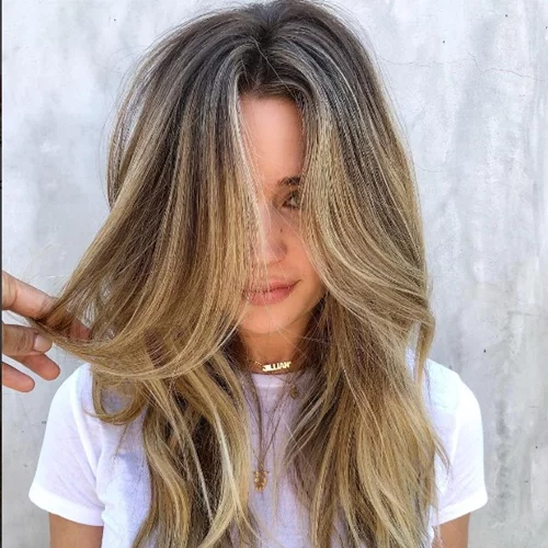 Δεν είναι ο ήλιος ούτε η θάλασσα: Τι μπορεί πραγματικά να καταστρέφει το τέλειο χρώμα των μαλλιών σου