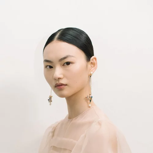 Μπορείς να κάνεις κι εσύ το χτένισμα που είδαμε στο Dior Haute Couture αν διαβάσεις αυτό το άρθρο (Plus: Βήμα βήμα το μακιγιάζ των μοντέλων)