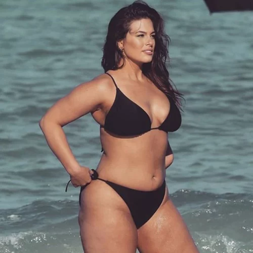 Η Ashley Graham κάνει διακοπές στην Ελλάδα