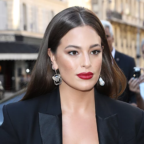 Δεν μπορείς ποτέ να είσαι λάθος με ένα κόκκινο κραγιόν, και η Ashley Graham το γνωρίζει καλά