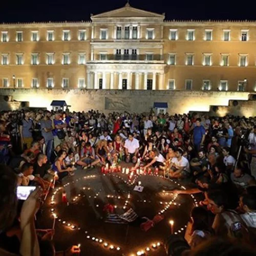 Σιωπηλή συγκέντρωση στο Σύνταγμα για τα θύματα της πυρκαγιάς