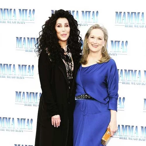 Meryl Streep & Cher | Γιόρτασαν την πρεμιέρα του Mamma Mia με ένα φιλί!