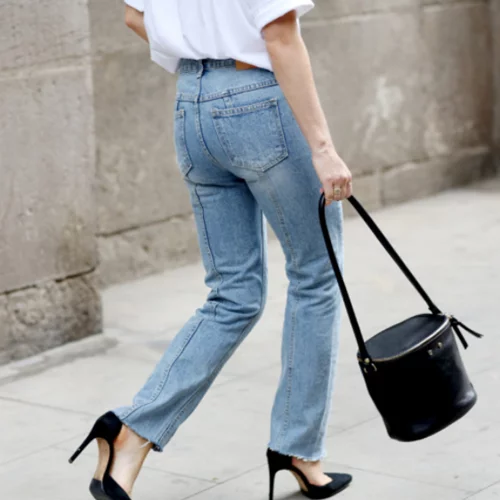 Ξέχνα τα mom jeans - από τη νέα σεζόν όλες θα φοράμε αυτή τη νέα denim τάση