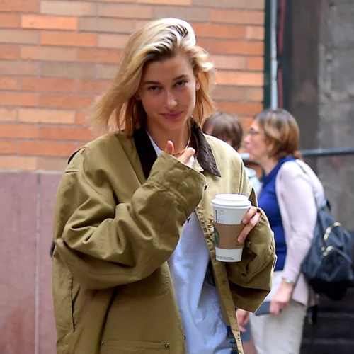 Hailey Baldwin | Δες με τι παπούτσια συνδύασε το καλοκαιρινό φόρεμα της