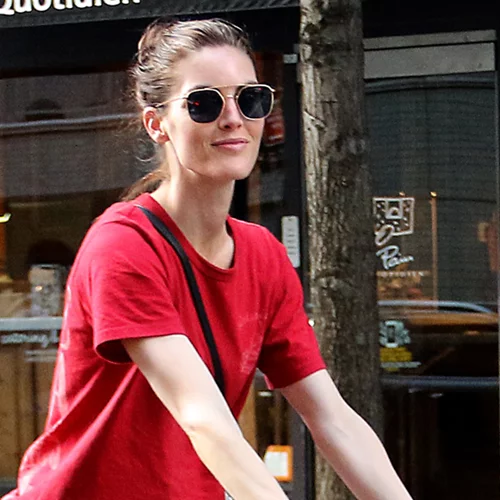 Hilary Rhoda | Αυτό το casual look είναι η έμπνευση σου για το σαββατοκύριακο