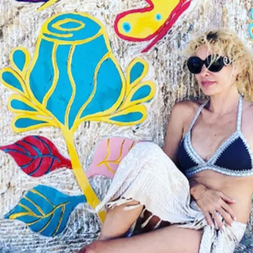 Ελένη Μενεγάκη | Πήρε την... κουλούρα της και πήγε στην Τήνο