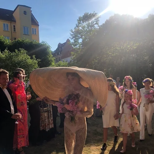 Ψάθινα καπέλα: 15 σχέδια που θα απογειώσουν τα καλοκαιρινά looks