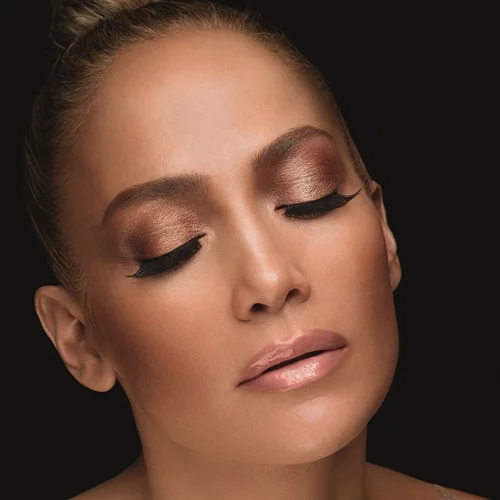 Βήμα βήμα και όλα τα προϊόντα για να πετύχεις το πιο τέλειο καλοκαιρινό μακιγιάζ της JLo