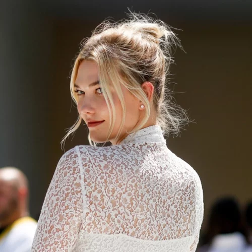 Karlie Kloss | Δεν φαντάζεσαι με τι συνδύασε το κοστούμι της