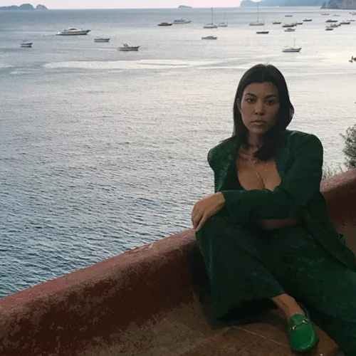 Κοστούμι το καλοκαίρι: Η Kourtney Kardashian μας έδειξε τον πιο κομψό και κοσμοπολιτίκο τρόπο να το φορέσουμε!