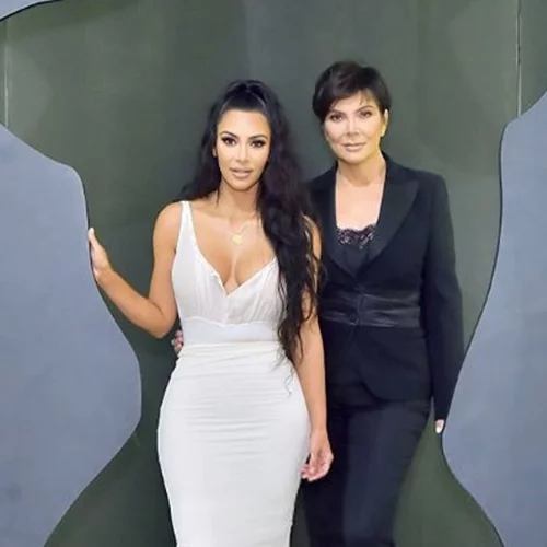 Η Kris Jenner φωτογραφίζεται μαζί με την Kim και την North για τον οίκο Fendi