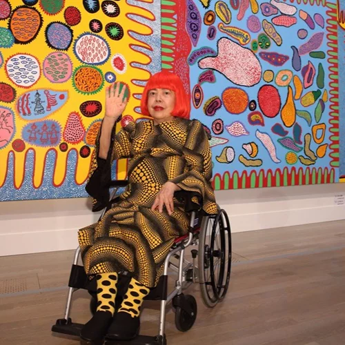 Yayoi Kusama: Παρουσιάζει τα έργα της σε μια εκκεντρική έκθεση στο Λονδίνο