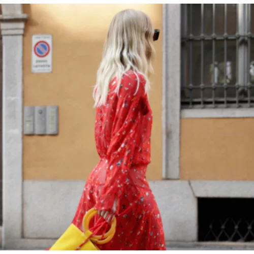 Το κόκκινο παραμένει ένα από τα αγαπημένα μας χρώματα αυτό το καλοκαίρι - δες πώς θα το φορέσεις!