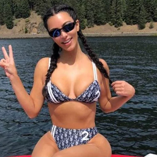 Kylie Jenner, Kim Kardashian, Bella Hadid συμφωνούν: Επέστρεψε η πιο vintage τάση στα μαγιό!