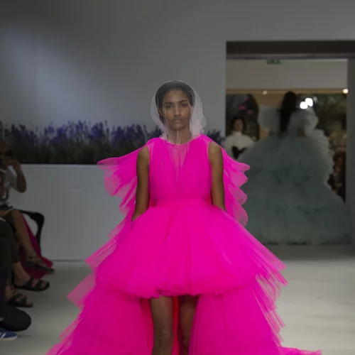 Έχεις δοκιμάσει να εντάξεις το φούξια στο ντύσιμό σου;