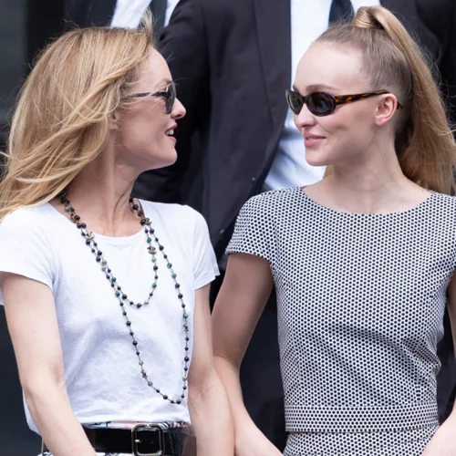 Vanessa Paradis - Lily Rose Depp | Το stylish duo μήτερας-κόρης παρακολούθησε μαζί σήμερα το show του οίκου Chanel