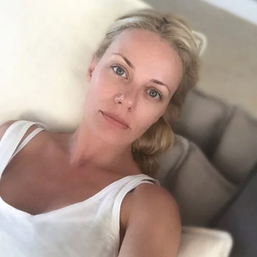 Ζέτα Μακρυπούλια | Δες τον Νίκο Μουτσινά να της βάφει τα μαλλιά!