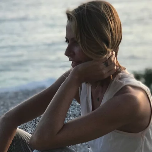 Τζένη Μπαλατσινού | Σκαρφάλωσε στα βράχια...για να σώσει μια κατσίκα!