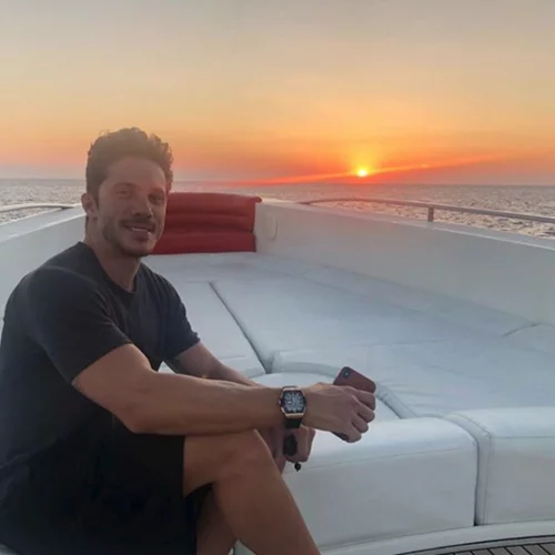 Εξιτήριο πήρε από τον Ευαγγελισμό ο "ανεμβολίαστος" Νίκος Οικονομόπουλος- Υποχώρησε ο πυρετός