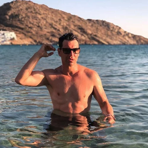 Σάκης Ρουβάς | Μας εύχεται χρόνια πολλά με την πιο καλοκαιρινή οικογενειακή φωτογραφία