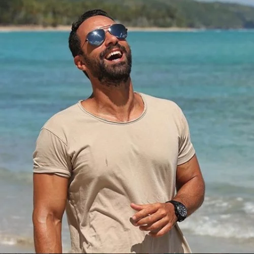 Σάκης Τανιμανίδης | Ράβει το γαμπριάτικο κουστούμι του
