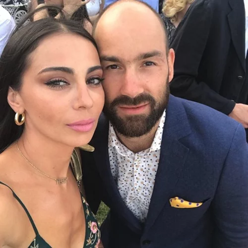 Η Χοψονίδου με το μαγιό και το νεογέννητο στην αγκαλιά | Ο Σπανούλης φτιάχνει τα μαλλιά της κόρης του (pics)