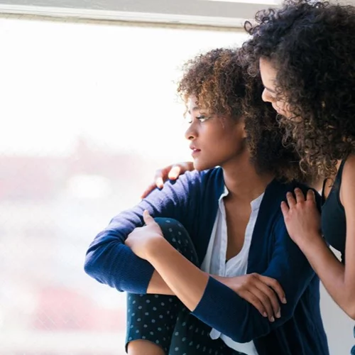 5 τρόποι για να παρηγορήσεις κάποιον που νιώθει άσχημα