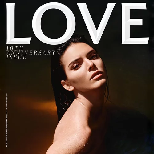 Η Kendall Jenner ποζάρει topless μέσα σε μία λίμνη