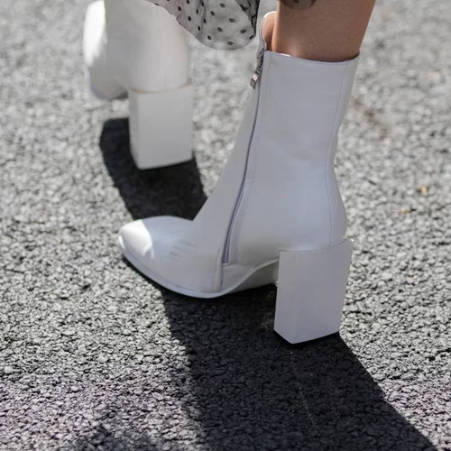 Τα λευκά παπούτσια είναι το απόλυτο must have της σεζόν που έρχεται