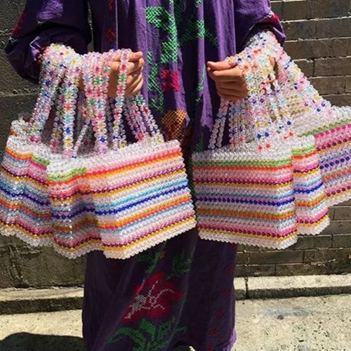 Η τσάντα που βλέπουμε παντού φέτος το καλοκαίρι και η ιστορία της