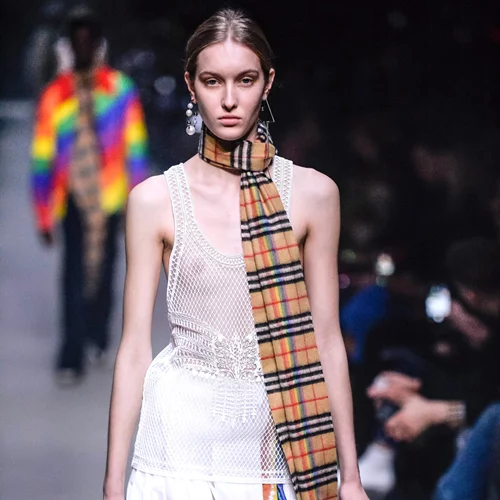 Ο οίκος Burberry μόλις άλλαξε λογότυπο