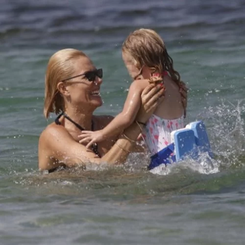 Βίκυ Καγιά-Παιχνίδια με τη μικρή Μπιάνκα στην παραλία!