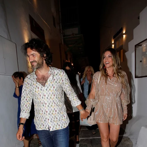 Αθηνά Οικονομάκου - Φίλιππος Μιχόπουλος | Full in love σε παραλία της Μυκόνου