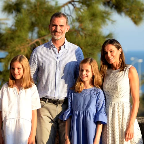 Οι κόρες της Λετίσια της Ισπανίας διαβάζουν Δον Κιχώτη στην καραντίνα τους