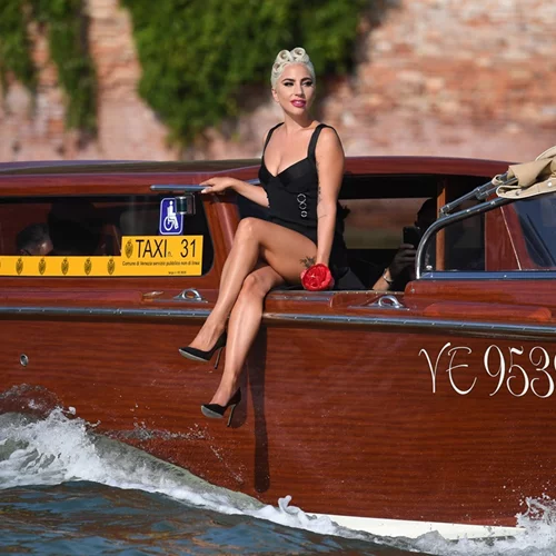 Lady Gaga | Η διαφορετική άφιξη της στο Φεστιβάλ της Βενετίας