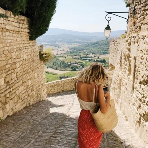 H αγαπημένη τσάντα των Γαλλίδων είναι και φέτος στη μόδα