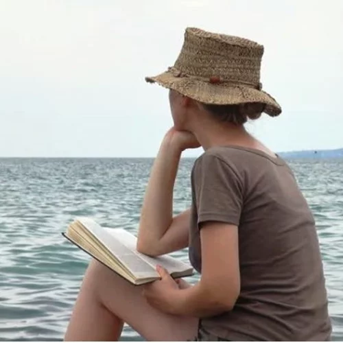 Διάβασμα στην παραλία: Ο δεκάλογος του «σωστού αναγνώστη»