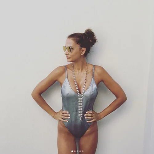 Η Αλέκα Καμηλά κάνει διακοπές στην Ελλάδα, φοράει το μαγιό της και τα likes πέφτουν βροχή