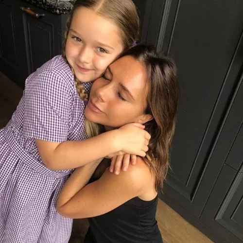 Harper Beckham | Το χτένισμα της μας θύμισε την Victoria Beckham στα 90s