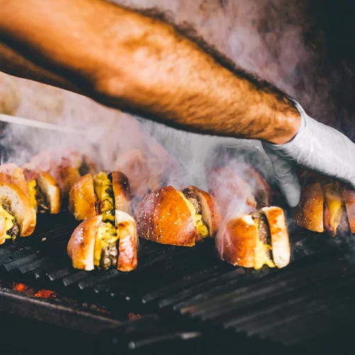 Τα πιο πολυσυζητημένα burgers του πλανήτη και πού θα τα βρεις