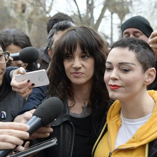 H Rose McGowan αποκάλυψε την εμπλοκή της Asia Argento στην υπόθεση σεξουαλικής επίθεσης