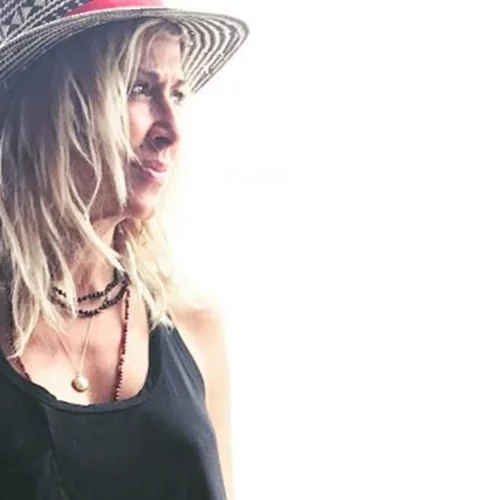 Άννα Βίσση | Ποζάρει με μαγιό σε σκάφος στη Φολέγανδρο