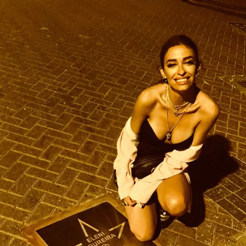 Ελένη Φουρέιρα | Ποζάρει topless με φόντο το ηλιοβασίλεμα