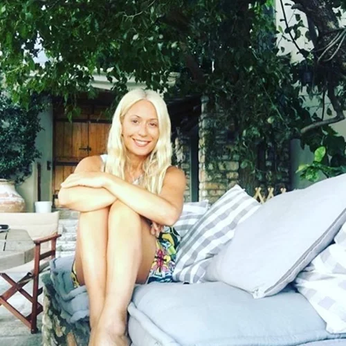 Μαρία Μπακοδήμου | Δες τη να χορεύει με βρεγμένα μαλλιά και σορτσάκι