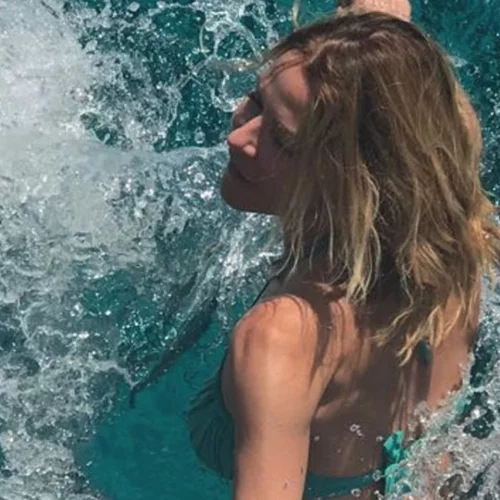 Τζένη Μπαλατσινού | Εξερευνεί την Πάτμο κάνοντας πεζοπορία