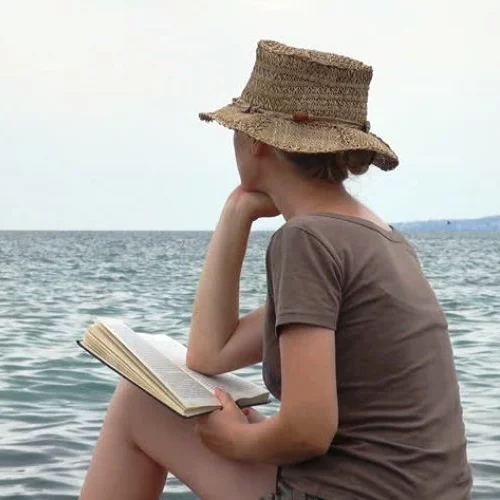 Διάβασμα στην παραλία: Ο δεκάλογος του «σωστού αναγνώστη»